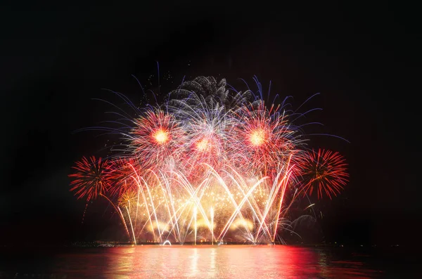 Coloridos fuegos artificiales en el cielo negro — Foto de Stock