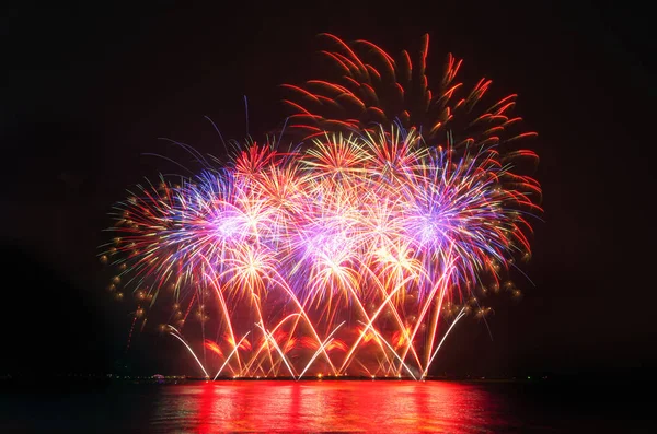 üzerinde siyah gök renkli havai fişek