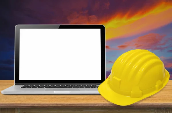 Casco di sicurezza giallo e laptop — Foto Stock