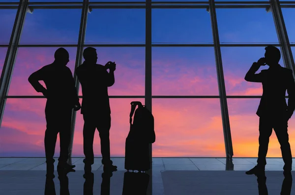 Gente de negocios esperando en el aeropuerto — Foto de Stock
