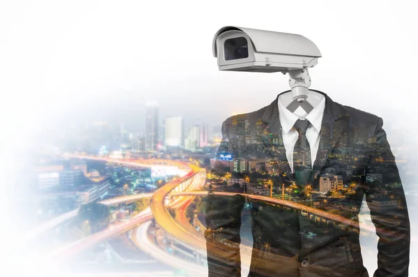 Anzug mit Sicherheitskamera frontal auf Stadtbild Hintergrund — Stockbild Anzug mit Sicherheitskappe — Stockfoto