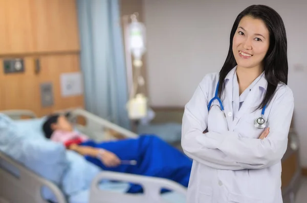 Z stetoskop uśmiechający się Asian lekarza — Zdjęcie stockowe