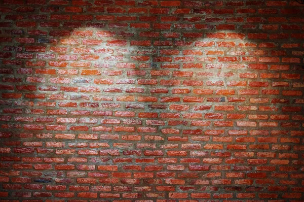 Tuğla duvar aydınlatma ile — Stok fotoğraf