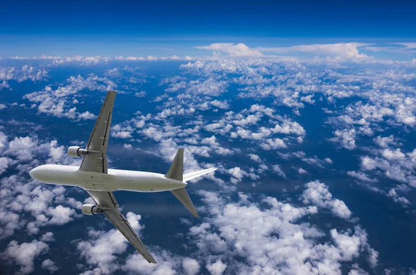 Avión volando sobre nubes — Foto de Stock