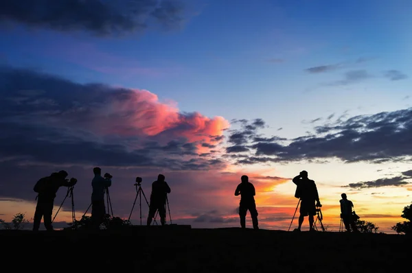 Photographes faisant des photos au lever du soleil — Photo