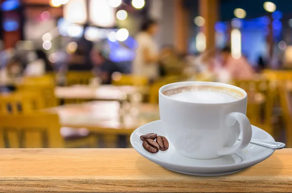 Filiżanka kawy na stole — Zdjęcie stockowe