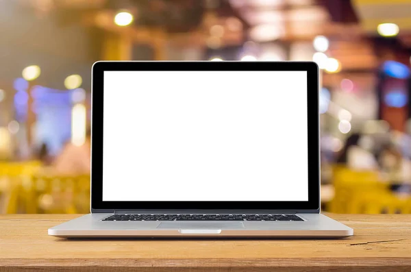 Laptop con schermo vuoto sul tavolo — Foto Stock