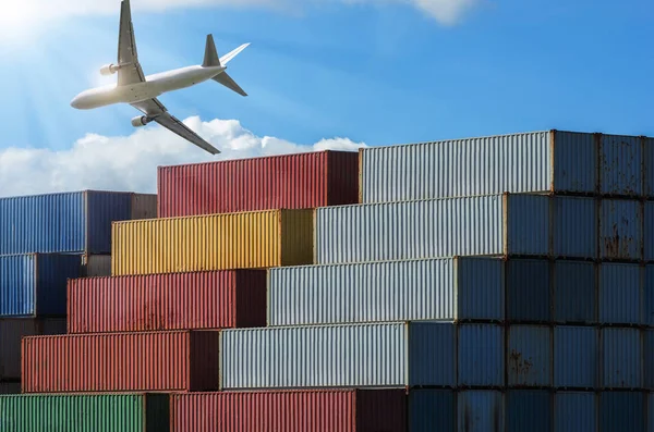 Aereo che sorvola il porto industriale con container — Foto Stock