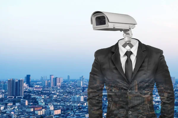 Anzug mit Sicherheitskamera frontal auf Stadtbild Hintergrund — Stockbild Anzug mit Sicherheitskappe — Stockfoto