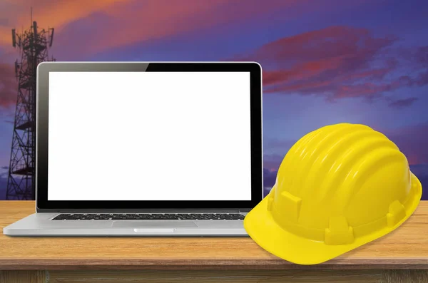 Casco di sicurezza giallo e laptop — Foto Stock