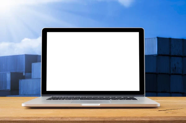 Laptop met blanco scherm op tafel — Stockfoto