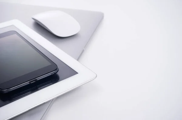Telefono con tablet pc e notebook con mouse — Foto Stock