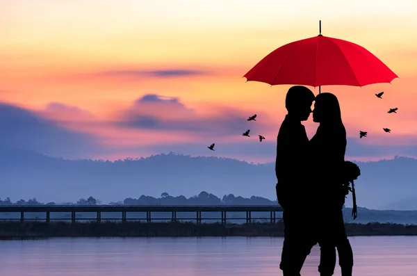 Silhouettes of romantic couple — Stock Photo, Image