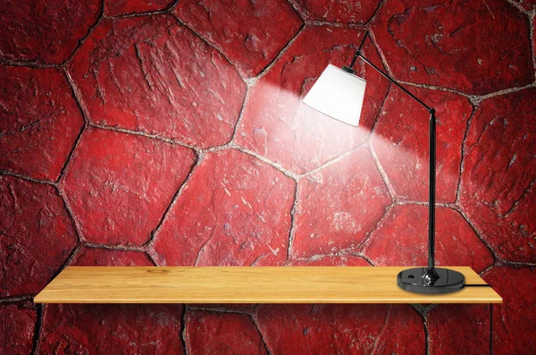 Lampan på trä bokhylla — Stockfoto