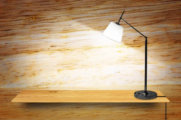 Lampe på trebokhylle – stockfoto