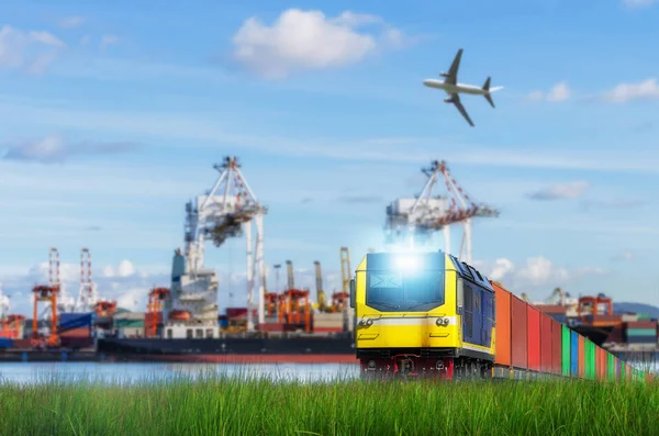 Самолет пролетает над промышленным портом с контейнерами — стоковое фото
