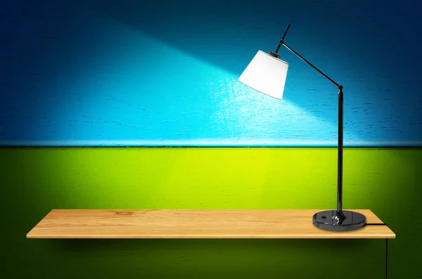 Lampa na dřevěný regál — Stock fotografie