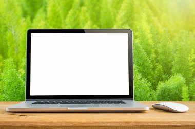  Masada boş ekran olan dizüstü bilgisayar 