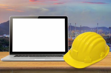 Sarı kask ve dizüstü 