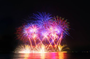 üzerinde siyah gök renkli havai fişek