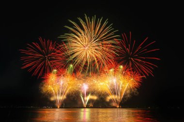 üzerinde siyah gök renkli havai fişek