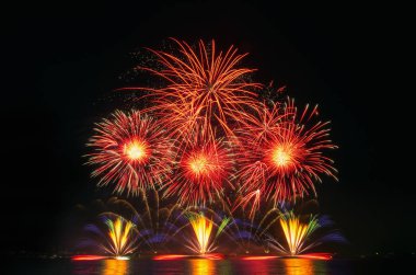 üzerinde siyah gök renkli havai fişek