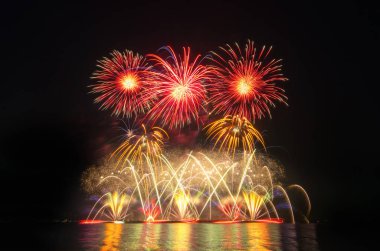 üzerinde siyah gök renkli havai fişek