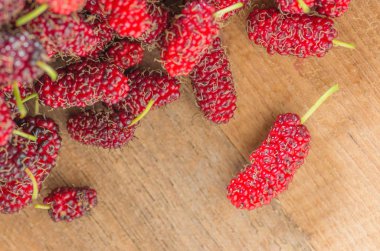 Olgun kırmızı dut