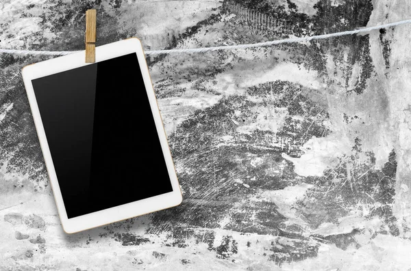 Digitales Tablet an Wäscheklammer aufhängen — Stockfoto