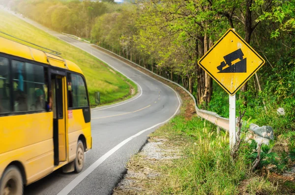 Autobús de conducción en carretera con señal de tráfico —  Fotos de Stock