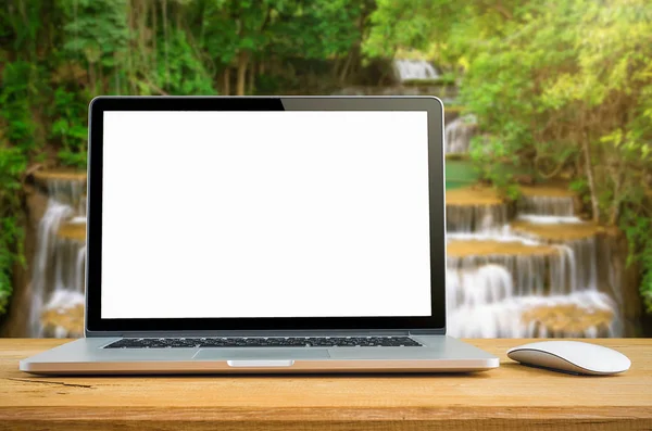 Laptop med blank skärm på bordet — Stockfoto