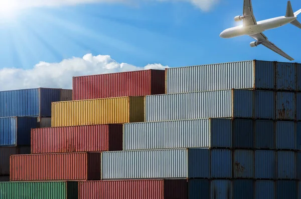 Aereo che sorvola il porto industriale con container — Foto Stock