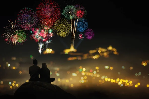 花火を見ているカップル — ストック写真