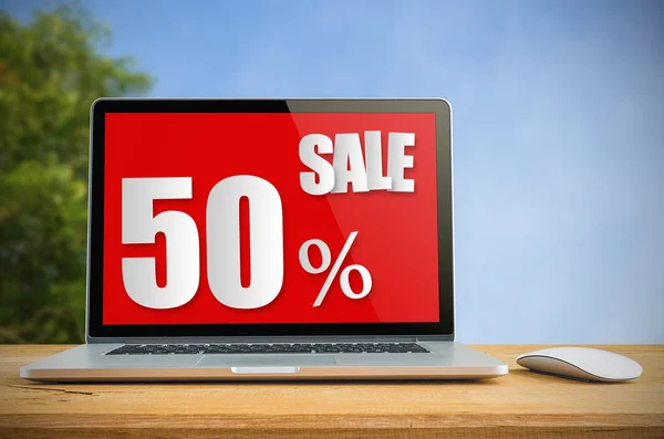 Försäljning pris tag på laptop skärm — Stockfoto