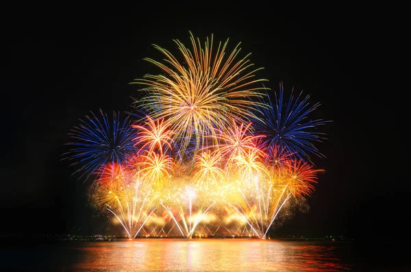 Farbenfrohes Feuerwerk am schwarzen Himmel — Stockfoto