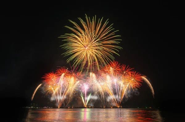 üzerinde siyah gök renkli havai fişek