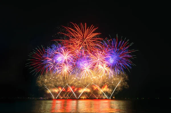 Coloridos fuegos artificiales en el cielo negro — Foto de Stock