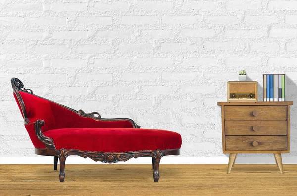 Chaise rouge et vieille commode en bois — Photo