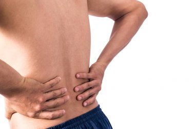 adam ellerini arkasına yerleştirerek