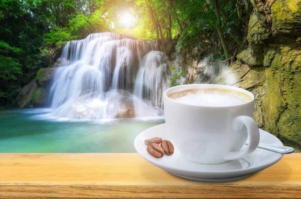 Kahve fincanı masada.