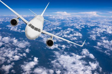 Bulutların üzerinde uçan uçak 