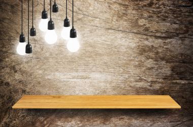 ahşap kitaplık lambalı 