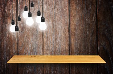 ahşap kitaplık lambalı 