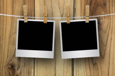 Boş resim çerçeveleri clothespins ile