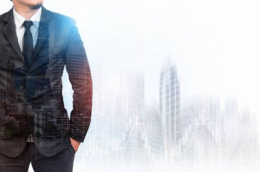 Cityscape ve mali grafik ile işadamı