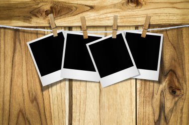 Boş resim çerçeveleri clothespins ile