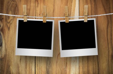Boş resim çerçeveleri clothespins ile