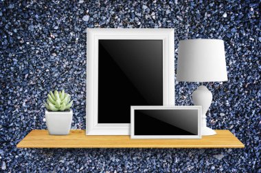 lamba ve saksı kaktüs ile resim çerçeveleri