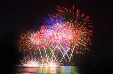 üzerinde siyah gök renkli havai fişek