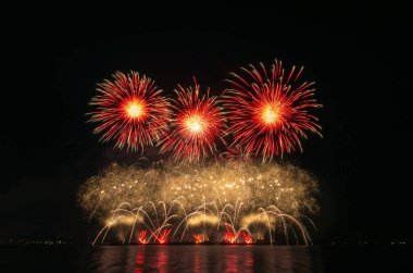 üzerinde siyah gök renkli havai fişek